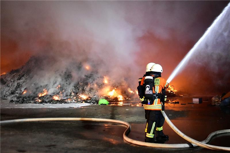 Braunschweig: 240 Einsatzkräfte löschen Großbrand auf Wertstoffhof Am frühen Morgen konnte das Feuer vollständig gelöscht werden. Foto: Jörg Koglin