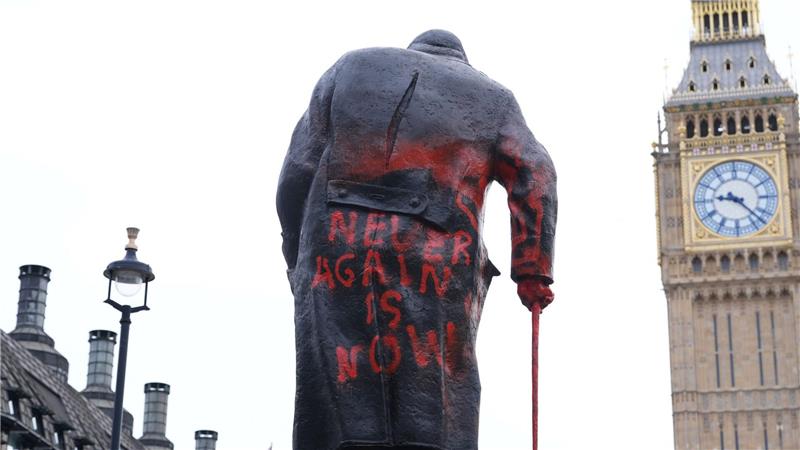 Am frühen Morgen wurde die berühmte Statue beschmiert.