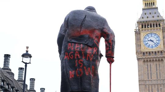 Am frühen Morgen wurde die berühmte Statue beschmiert.