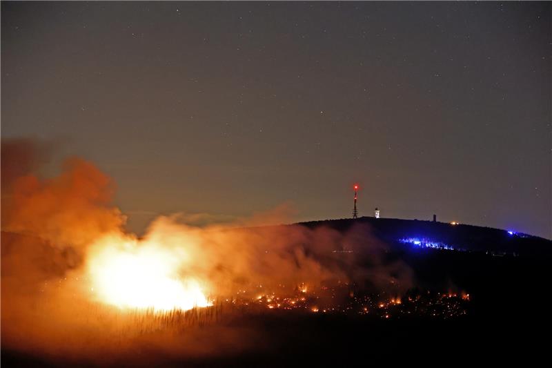 Brocken-Brand: Löschflugzeuge nach Harz-Einsatz zurück in Rom Am frühen Sonntagmorgen lodern am Brocken die Flammen. Unterhalb des Gipfels des Berges war am Vortag ein Waldbrand ausgebrochen. Foto: Matthias Bein, dpa