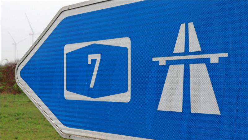 Ein blaues Autobahnschild mit der Ziffer 7.