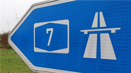 Ein blaues Autobahnschild mit der Ziffer 7.