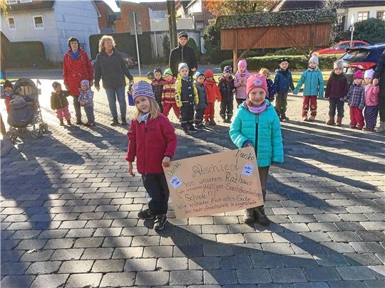 Am letzten Öffnungstag des Rathauses Lutter als Sitz der Samtgemeindeverwaltung versammeln sich auf dem Vorplatz Lutteraner Kindergartenkinder, um sich zu verabschieden.  Foto: Privat