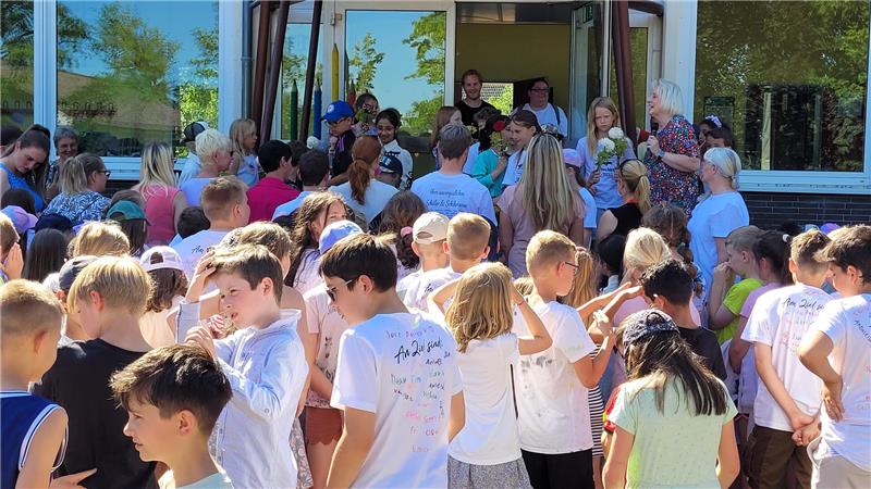 Diese Bad Harzburgerin schob schon dreimal den Ruhestand auf Am letzten Schultag vor den Sommerferien werden die Viertklässler der Grundschule Harlingerode sowie einige Lehrkräfte verabschiedet. Darunter auch Rainhild Peters – wobei sie noch einmal zurückkommt.