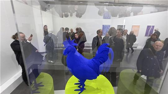 Am liebsten würden ihn alle mal anfassen, den blauen Hahn mit der so samtig aussehenden Oberfläche: Es handelt sich um das Modell für den Hahn vom Trafalgar Square. Seit Ausstellungseröffnung hindert ein Kunststoffquader die Besucher daran, dem Drang nachzugehen.