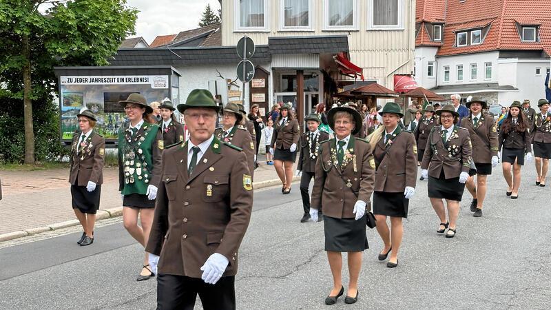Dieses Wochenende feiert die ganze Stadt Am morgigen Samstag marschieren die Braunlager Schützen beim Festumzug wieder quer durch die Stadt zum Schützenplatz.