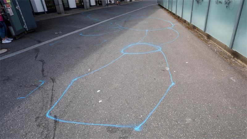 Frau mit Machete getötet - Zeugen überwältigen Ehemann Am nächsten Tag waren noch einige Markierungen am Boden zu sehen.