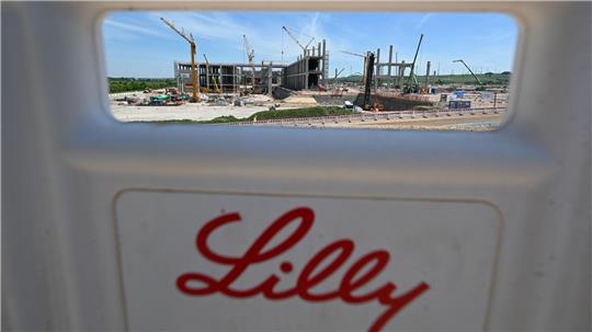 Am neuen Standort des US-Konzerns Eli Lilly im rheinland-pfälzischen Alzey laufen die Bauarbeiten - nun sollen die Investitionen halbiert werden (Archivbild)