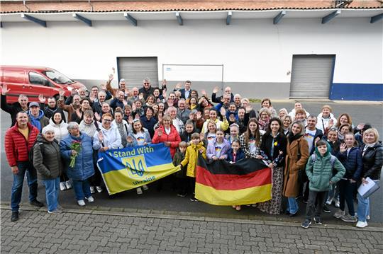 Am neuen Standort des Vereins „Goslar hilft Menschen in und aus Krisengebieten“ (Ukraine-Hilfe) bei GXC-Coatings in der Straße „Im Schleeke“ treffen Geber und Empfänger des Erlöses zusammen: Goslars Service-Clubs erwirtschafteten am Weinstand auf dem Schuhhof 9000 Euro. Foto: Kempfer