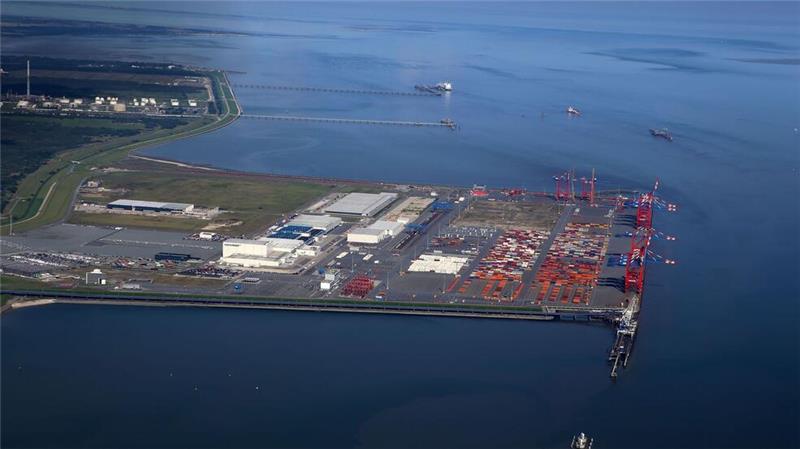 Am nördlichen Ende könnte die Kaje des JadeWeserPorts um rund 400 Meter erweitert werden. (Archivbild)