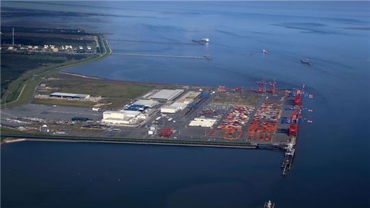 Am nördlichen Ende könnte die Kaje des JadeWeserPorts um rund 400 Meter erweitert werden. (Archivbild)