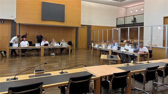 Menschen im Gerichtssaal.