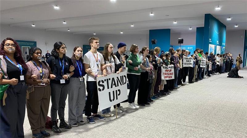 Verrat oder Fortschritt? Klimagipfel endet nach Verlängerung Am späten Abend demonstrierten Klimaaktivisten vor dem Plenarsaal.
