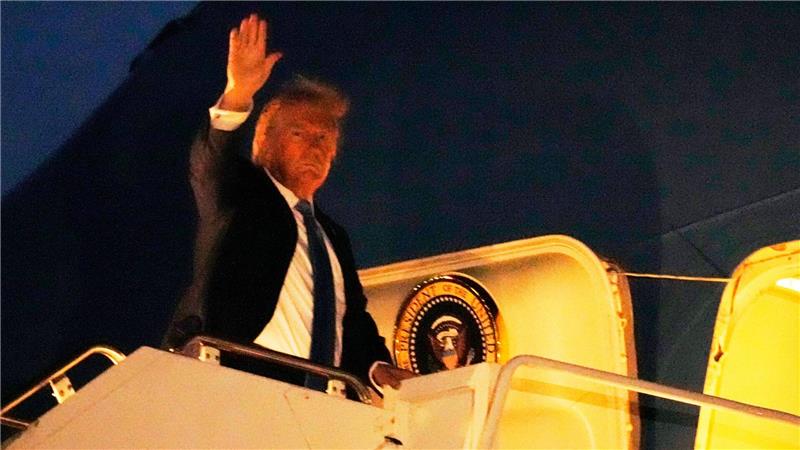 G7 stolpert in die neue Zeit mit Trump Am späten Montagabend (Ortszeit) stieg Trump an Bord der Air Force One - und teilte dann gegen Macron aus.