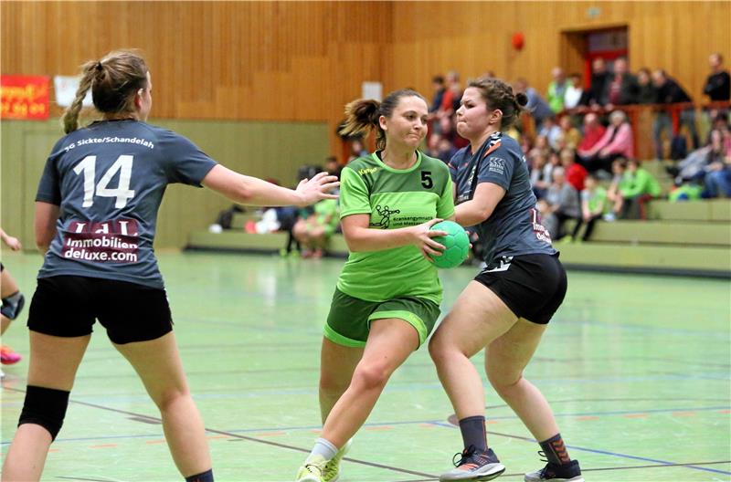 Langelsheimer Heimauftakt wieder verschoben Am vergangenen Wochenende hätte sie wohl noch gefehlt, jetzt steht Carolin Paul (li.) für den Auftakt der HSG Langelsheim/Astfeld aber zur Verfügung. Foto: Neuendorf