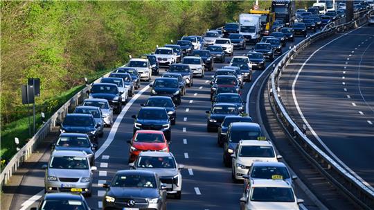 Am verlängerten Wochenende kann es voll auf den Autobahnen werden. (Symbolbild)