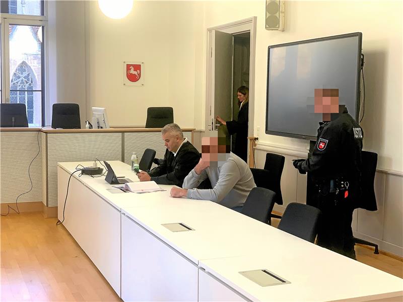 Am vierten Prozesstag muss sich ein 39-Jähriger aus Clausthal-Zellerfeld vor dem Landgericht Braunschweig wegen Totschlag durch Unterlassen verantworten. Weitere Zeugenaussagen sprechen immer mehr dafür, dass der Angeklagte offenbar zwei Gesichter hat. Foto: Klengel