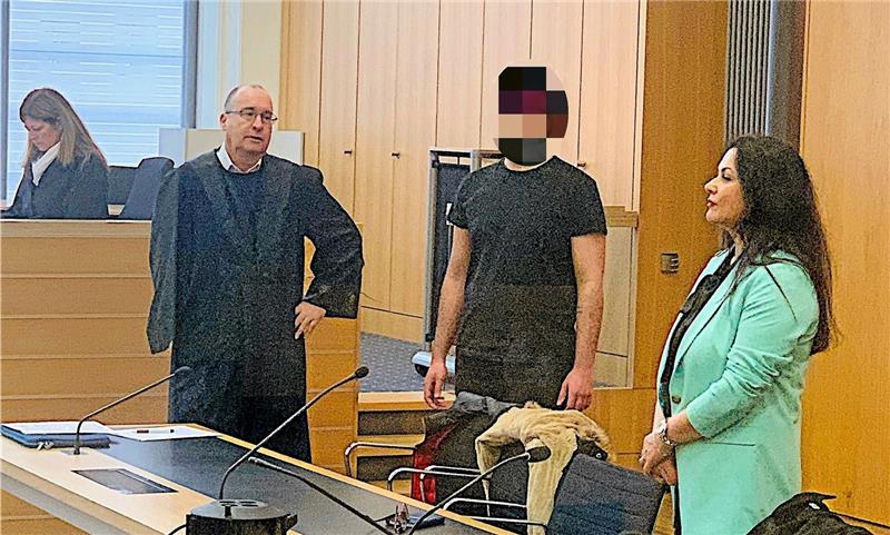 Am vierten Verhandlungstag spricht der Geschädigte. Der Beschuldigte ist in Begleitung seines Anwalts und seiner Dolmetscherin. Foto: Klengel
