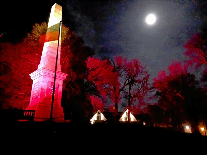 Advent, Advent, die Canossa-Säule brennt Am zweiten Adventssonntag strahlte die rote Canossasäule mit dem Vollmond um die Wette. Foto: Privat