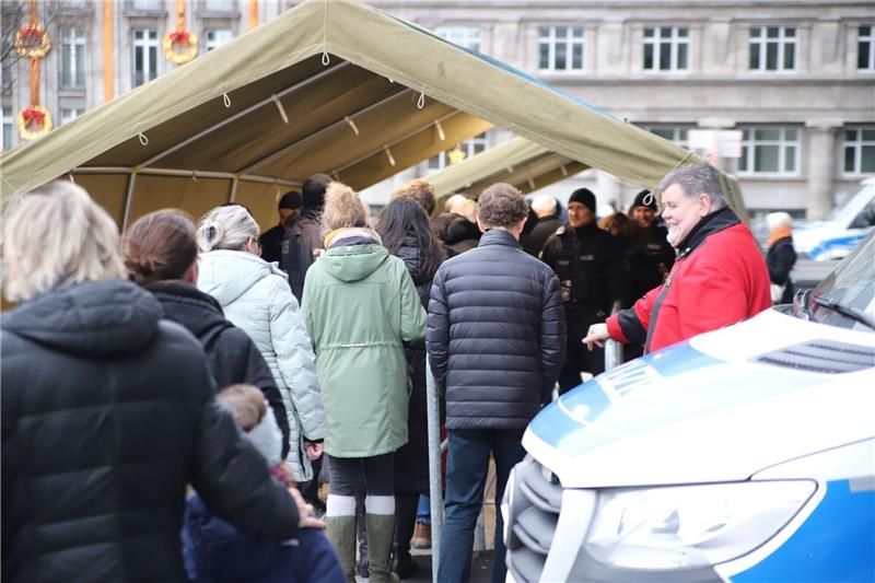 Erhöhte Wachsamkeit nach Anschlagsfurcht in Köln und Wien Am zweiten Weihnachtsfeiertag bildet sich eine Warteschlange beim Einlass in den Kölner Dom.