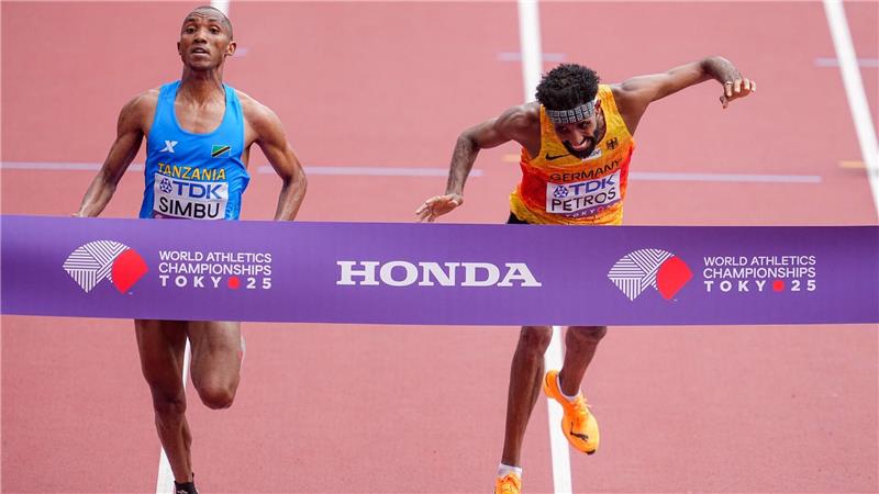 Petros nach Silber-Sensation: „Für meine Mama“ in Afrika Amanal Petros (r) musste sich in einem unglaublichen Foto-Finish um 0,03 Sekunden Alphonce Simbu aus Tansania geschlagen geben.