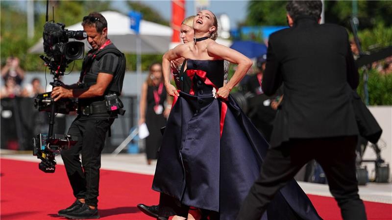 Wer gewinnt beim Filmfest Venedig? Amanda Seyfried, Hauptdarstellerin von „The Testament of Ann Lee“, auf dem roten Teppich vor der Premiere am 1. September. (Archivbild)