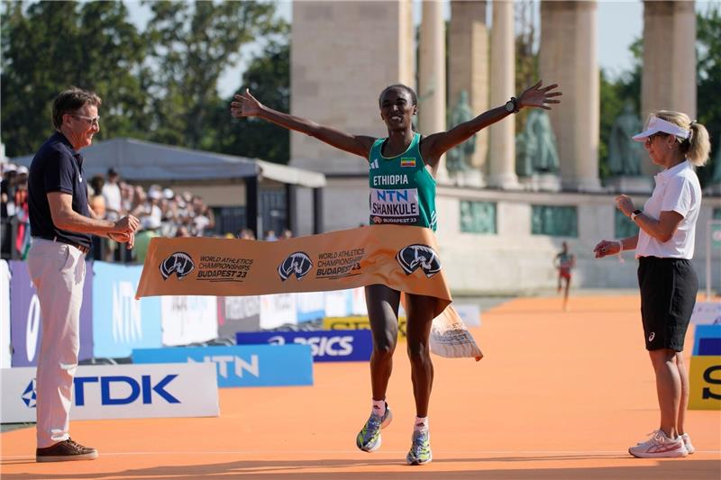 Marathonläuferin Kejeta Elfte bei WM - Gold an Äthiopien Amane Beriso Shankule aus Äthiopien jubelt im Ziel.