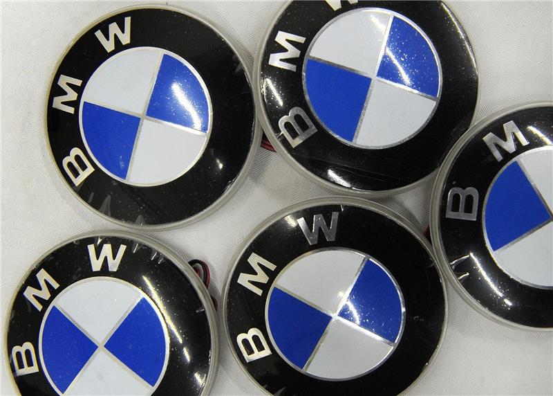 BMW und Amazon klagen erfolgreich gegen Markenpiraterie Amazon habe die verdächtigen Aktivitäten mithilfe fortschrittlicher Technologien maschinellen Lernens entdeckt und mit der BMW Group zusammengearbeitet, um zu bestätigen, dass es sich bei den fraglichen Produkten um Fälschungen handelte.