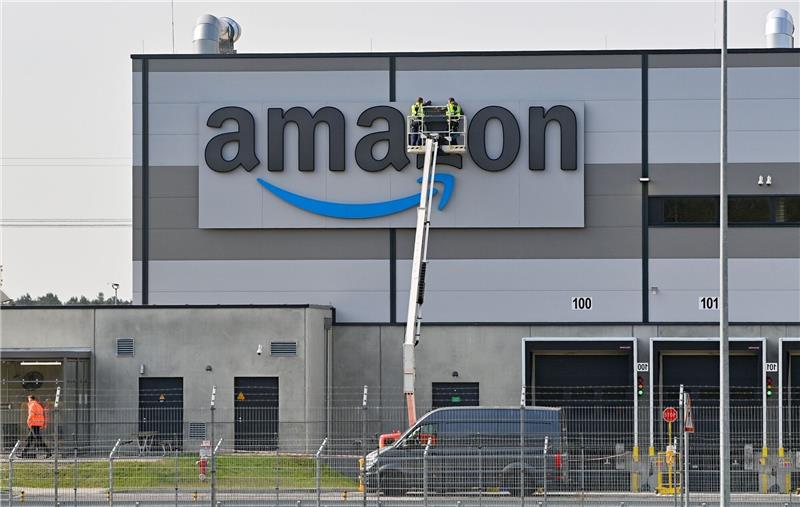 Amazon erwartet maues Quartal - Aktie bricht ein Amazon hat Anleger mit einer überraschend schwachen Umsatzprognose für das Weihnachtsquartal vor den Kopf gestoßen.