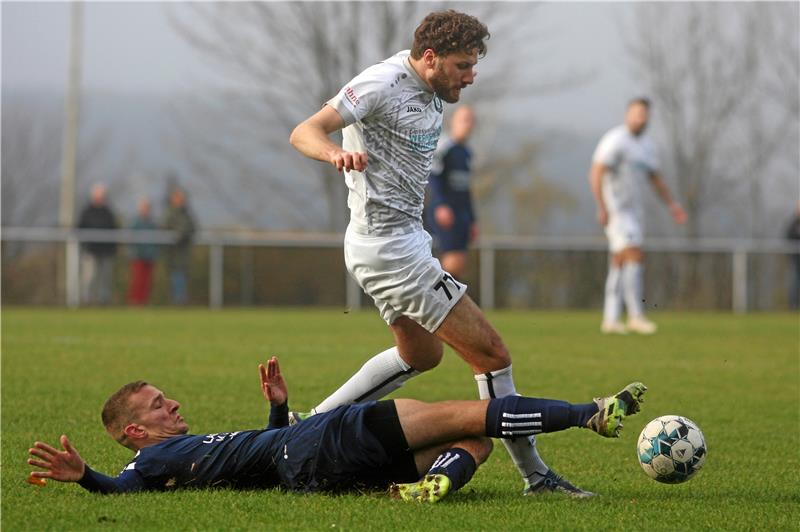 GSC beendet seinen Negativlauf, TSV Lochtum stark Amed Altekin (re.) unterliegt mit dem VfL Oker mit 0:2 gegen den SC Gitter. Zudem muss der Spielertrainer verletzungsbedingt die Partie vorzeitig beenden. Foto: Gietemann