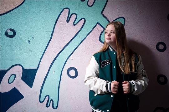 Amelie Gerdes steht an einer bunt bemalten Wand vor ihrem Tanzstudio.