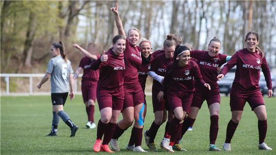 Amelie Henneberg (l.), die den Endstand erzielt, und Alicja Daria Golla (2.v.l.) zeigen es an: Der FC Groß Döhren ist bei den Frauen die Nummer eins im Landkreis Goslar.