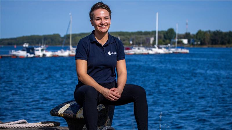 Angehende Astronauten paddeln für den Notfall Amelie Schönenwald gehört zu den fünf Frauen und drei Männer aus sieben europäischen Ländern, die als Teil einer Astronauten-Reserve der Europäische (Esa) in der Warnow das Überleben auf hoher See trainieren.