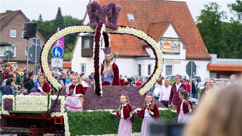 Wahl der 75. Heideblütenkönigin in Amelinghausen Amelinghausen sucht zum Abschluss seines neuntägigen Festes eine neue Heidekönigin.