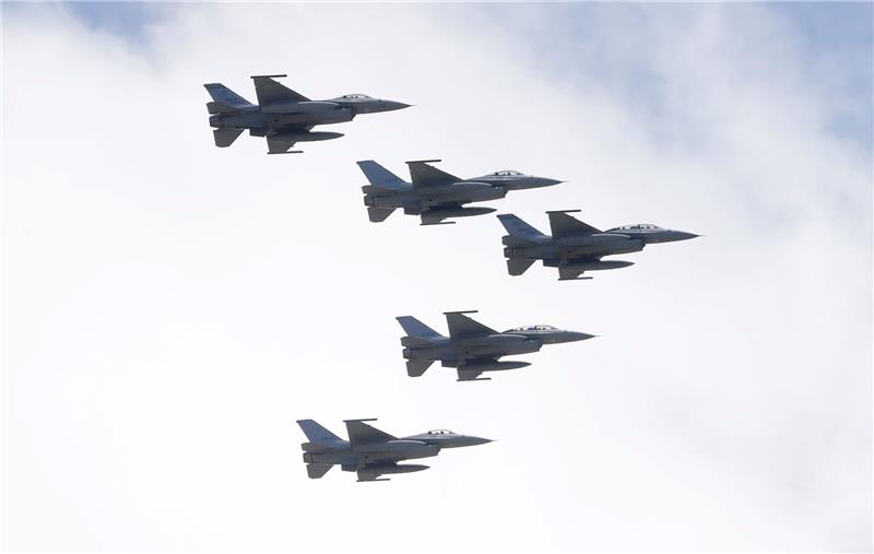 Amerikanische F-16-Kampfjets der Luftwaffe Taiwans fliegen über Taipeh.