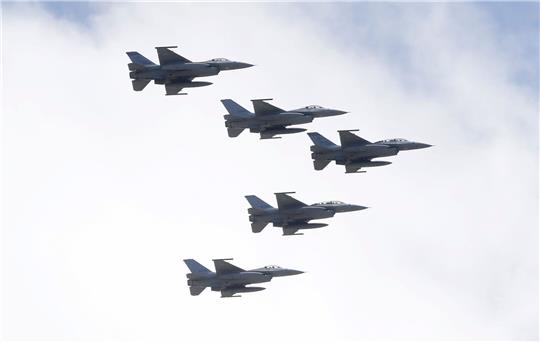 Amerikanische F-16-Kampfjets der Luftwaffe Taiwans fliegen über Taipeh.