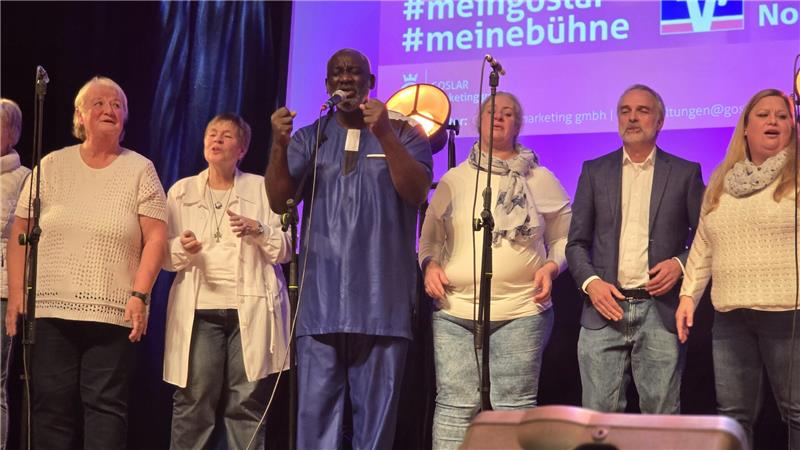 Amerikanische Gospel-Musik im Kulturkraftwerk: Frederick Buckle und der Chor "Happy Voices" aus Sudmerberg überzeugen mit starken Stimmen und Harmonie.