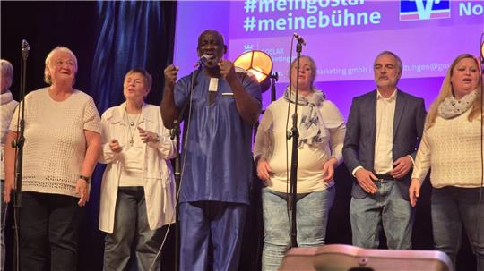 Amerikanische Gospel-Musik im Kulturkraftwerk: Frederick Buckle und der Chor "Happy Voices" aus Sudmerberg überzeugen mit starken Stimmen und Harmonie.