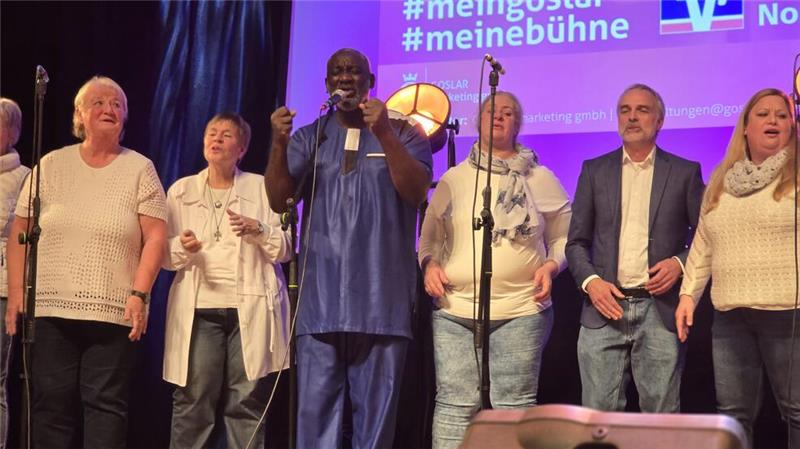 Neun Acts: Volksmusik, Poetry-Slam und das Steigerlied Amerikanische Gospel-Musik im Kulturkraftwerk: Frederik und der Chor "Happy Voices" aus Sudmerberg überzeugen mit starken Stimmen und Harmonie.