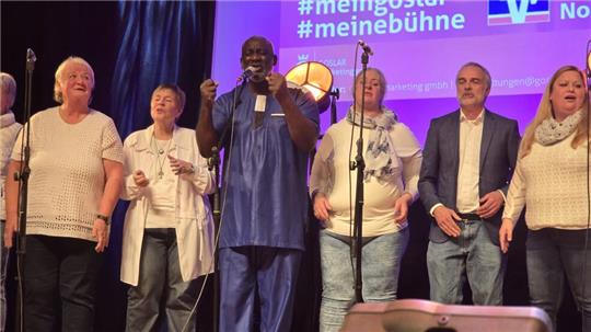 Amerikanische Gospel-Musik im Kulturkraftwerk: Frederik und der Chor "Happy Voices" aus Sudmerberg überzeugen mit starken Stimmen und Harmonie.
