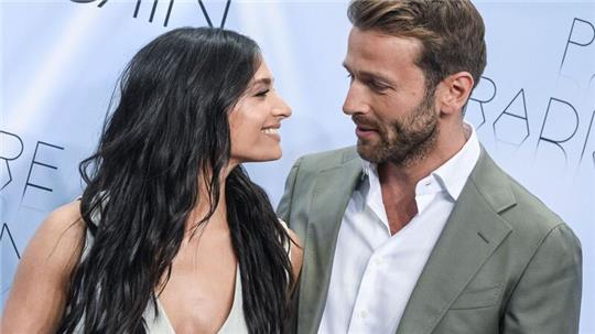 Amira Pocher und Christian Düren lächeln sich bei ihrem ersten gemeinsamen Auftritt an.