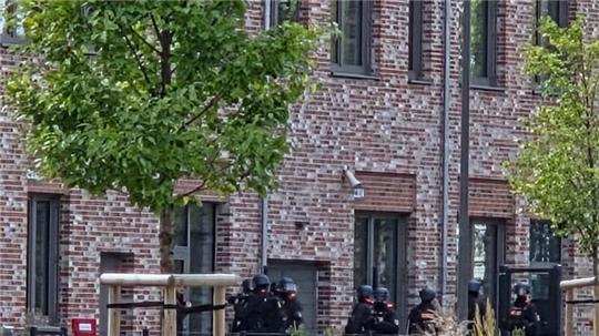 Amokläufer oder versteckte Bombe: Spezialkräfte durchsuchen am Dienstag das Schulzentrum Goldene Aue. Foto: Privat