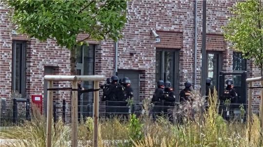 Amokläufer oder versteckte Bombe: Spezialkräfte durchsuchen am Dienstag das Schulzentrum Goldene Aue.