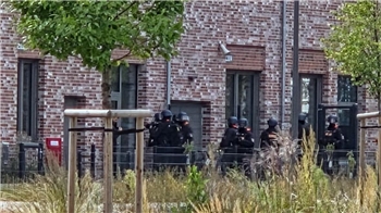 Amokläufer oder versteckte Bombe: Spezialkräfte durchsuchen am Dienstag das Schulzentrum Goldene Aue.