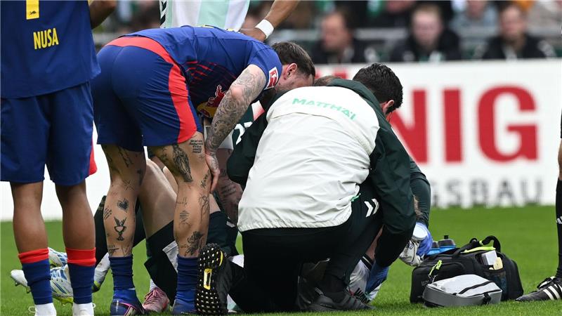 Amos Pieper (Werder Bremen) wird in der Partie gegen Leipzig behandelt.