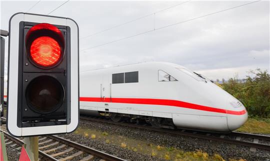 Ampel auf rot: Es werden kaum mehr Züge ab Donnerstagabend in Deutschland fahren.