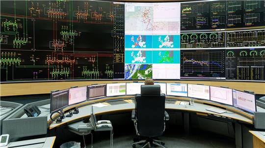Amprion ist zusammen mit dem Übertragungsnetzbetreiber Swissgrid für die Überwachung der Netzfrequenz in Europa zuständig. 