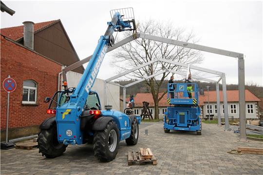 Am späten Montagnachmittag ist bereits gut zu erkennen, welche Dimension die Zelthalle haben wird. Mehr als ein Jahr lang wird es die Fahrzeuggarage für die Hahäuser Wehr sein. Foto: Gereke