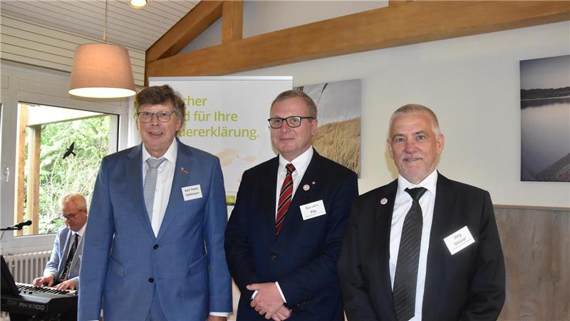 Amtseinführung mit Verzögerung: Karsten Pilz (Mitte), Vizepräsident des Landesamtes für Steuern, hat Jörg Strüwer (r.) in sein Amt als Leiter des Finanzamtes Goslar-Bad Gandersheim eingeführt. Dessen Vorgänger Karl-Heinz Oehlmann ist seit anderthalb Jahren im Ruhestand und bekam jetzt eine feierliche Verabschiedung.