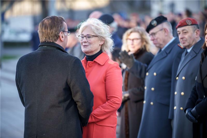 Wortgefechte um den Schleudersitz Amtsübergabe: Bundesverteidigungsminister Boris Pistorius im Gespräch mit seiner Vorgängerin Christine Lambrecht.